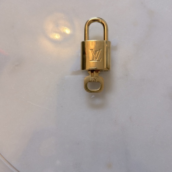 Louis Vuitton lock and key and LV bow charm - Picture 6 of 6